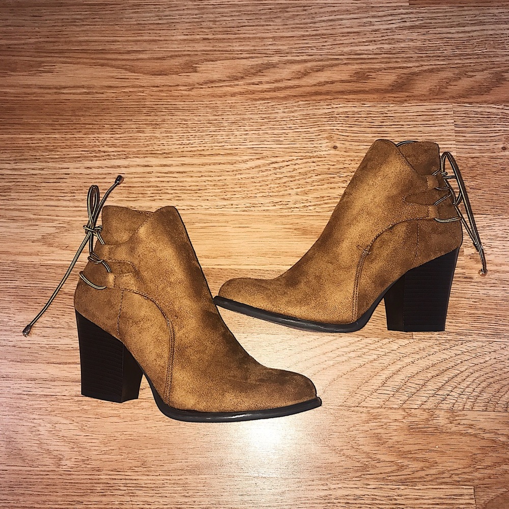 NWOT Tan/Brown Ankled Boots with Bow Tie